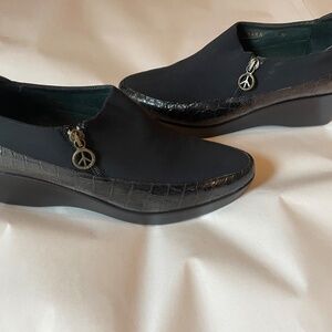 Donald J Pliner- Original- Faux Alligator Platform Shoes Size 9M Black